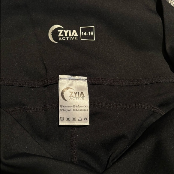 Zyia 3/4 legging with leopard side strip. - Picture 2 of 3